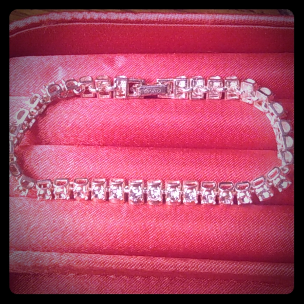 VINTAGE SIGNED AVON SILVERTONE BRACELET